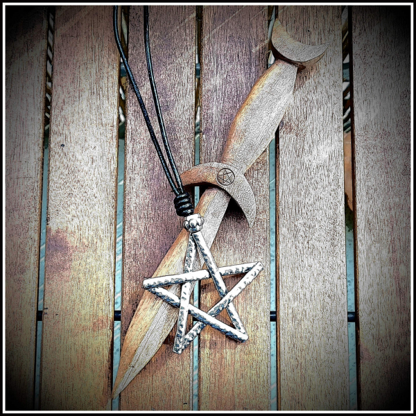 "Großes Pentagramm" am langen Lederband - ca. 80 cm