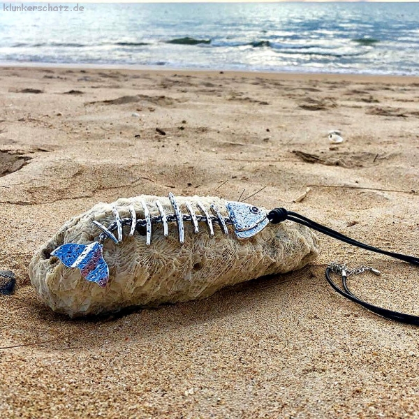 "Fischskelett XXL" am langen Lederband