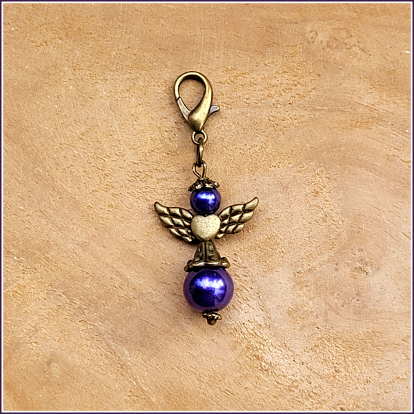 Charmanhänger "Schutzengel aus violetten Glaswachsperlen"