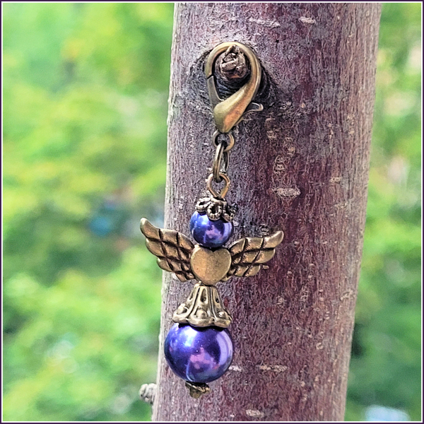 Charmanhänger "Schutzengel aus violetten Glaswachsperlen"