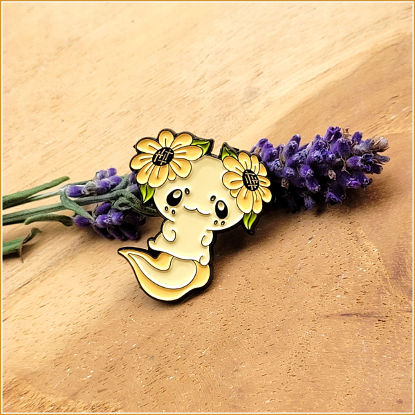 Pin "Axolotl" in Gelb und Apricot