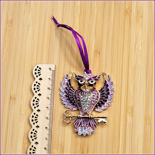 Geschenk-, Deko- oder Baumanhänger "Funkelnde Eule mit Schlüssel in Violett"  mit Blattmetall verziert