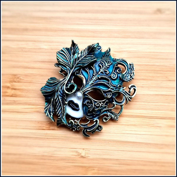 „Maske in Grün“ – große Brosche & Kettenanhänger – 2 in 1
