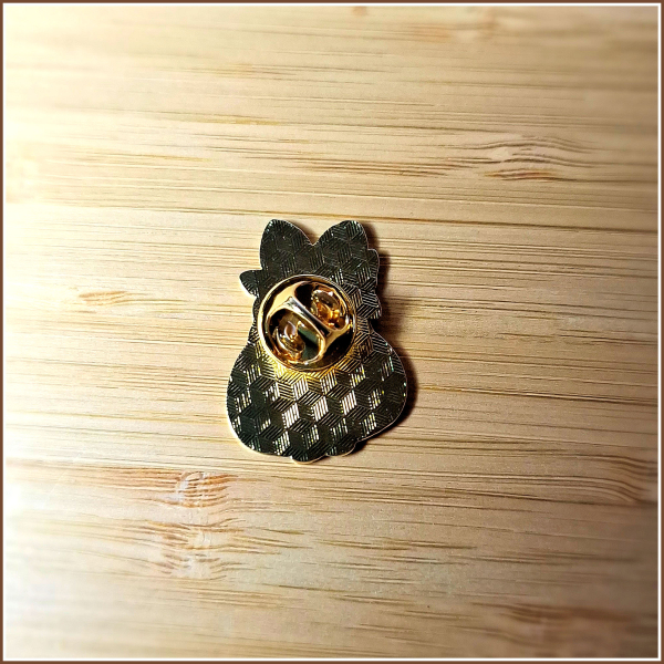 Pin „Weißes Kaninchen mit Blütenkranz“
