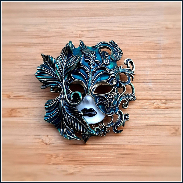 „Maske in Grün“ – große Brosche & Kettenanhänger – 2 in 1