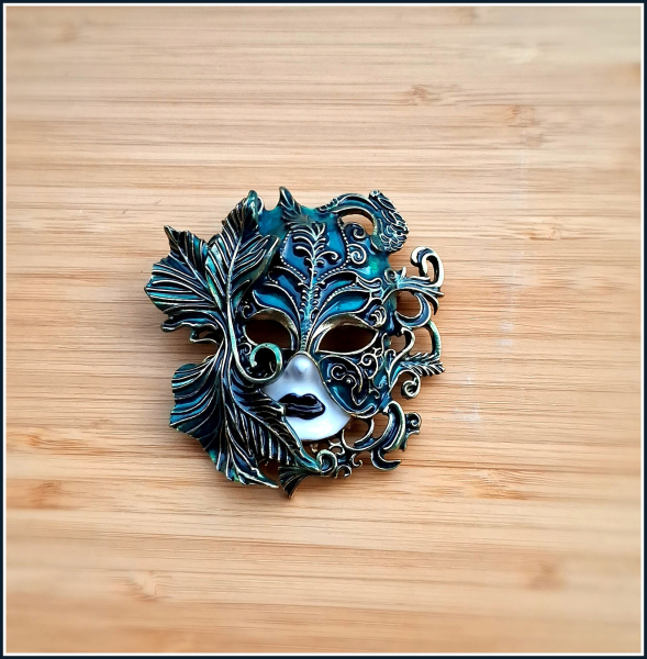 „Maske in Grün“ – große Brosche & Kettenanhänger – 2 in 1