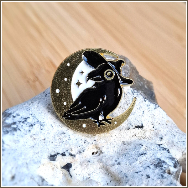 Pin „Rabe mit Hexenhut auf Mondsichel“