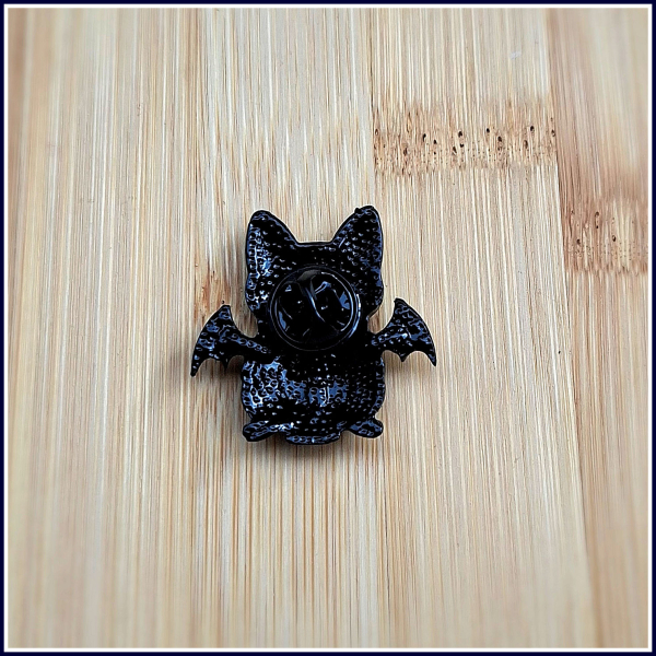 Pin "Geflügelte Hexenkatze" mit Strassflügeln