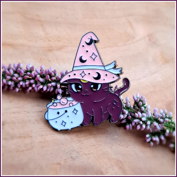 Pin „Hexenkatze mit Hexenkessel“