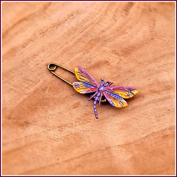Schmuck-, Gewand- und Kiltnadel „Libelle Syksy“ - Unikat