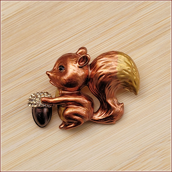 Brosche „Rotbraunes Eichhörnchen“