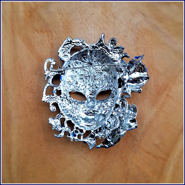 „Maske in Blau“ – große Brosche & Kettenanhänger – 2 in 1