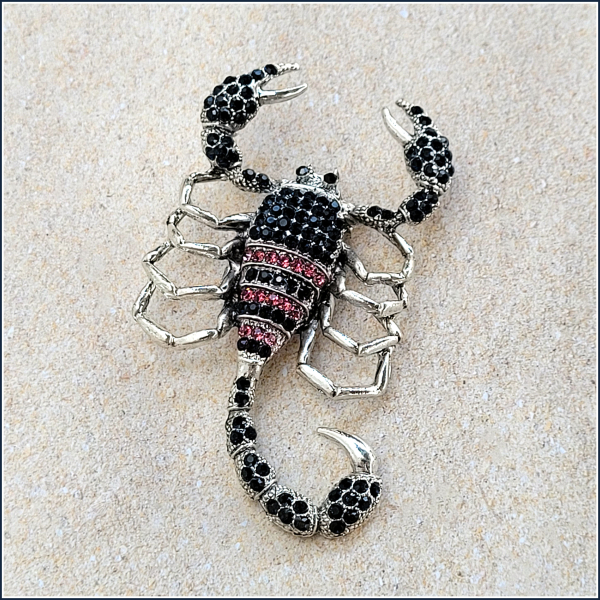 „Skorpion“ in Dunkelblau und Pink - Brosche & Kettenanhänger - 2 in 1