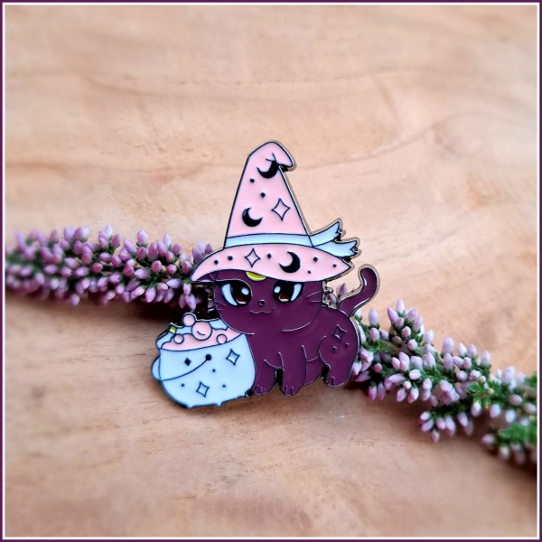 Pin „Hexenkatze mit Hexenkessel“