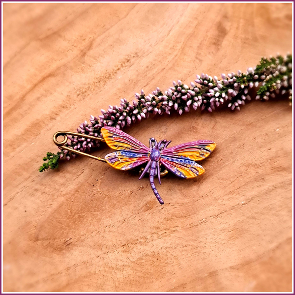 Schmuck-, Gewand- und Kiltnadel „Libelle Syksy“ - Unikat