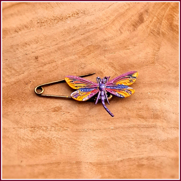 Schmuck-, Gewand- und Kiltnadel „Libelle Syksy“ - Unikat