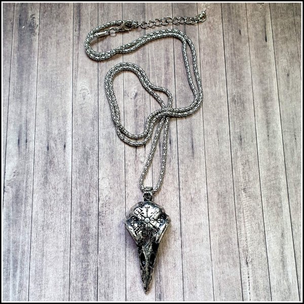 Halskette „Rabenschädel & Vegvisir“ – 61 cm