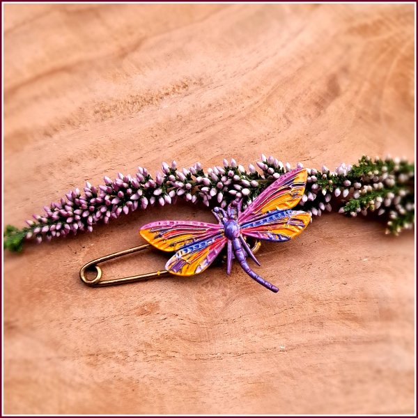 Schmuck-, Gewand- und Kiltnadel „Libelle Syksy“ - Unikat