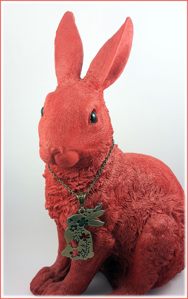 Halskette "Hase mit floraler Gravur" - lange Halskette im romantischen Vintage-Style