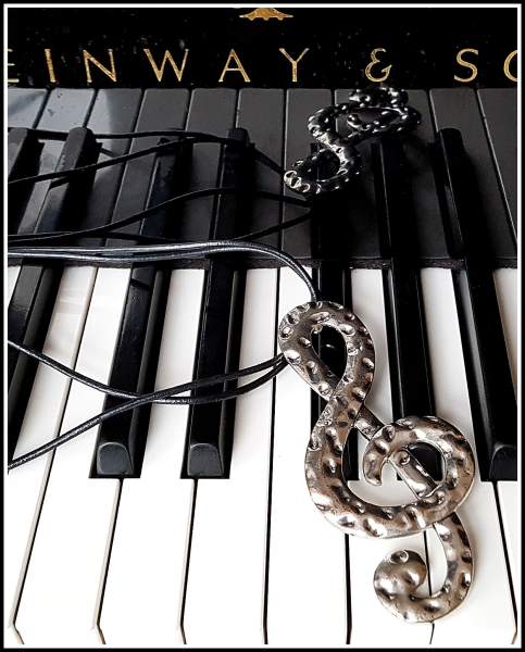 "Großer Notenschlüssel" an doppelreihigem Lederband