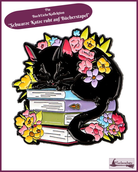 BuchLiebeKollektion – Pin „Schwarze Katze ruht auf Bücherstapel“