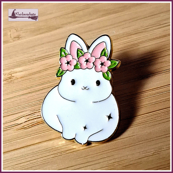 Pin „Weißes Kaninchen mit Blütenkranz“