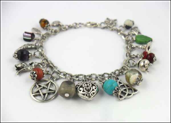 Auftragsarbeit nach Kundenwunsch - Bettelarmband "Little Witch"