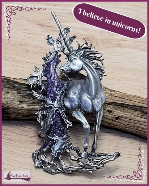 Brosche "Großes Einhorn" in der Farbe Zinn mit violettem Baum