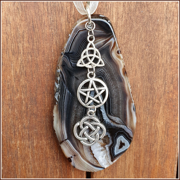 Sonnenstein /Fensterschmuck "Achat & Three Celtic Symbols" - Unikat