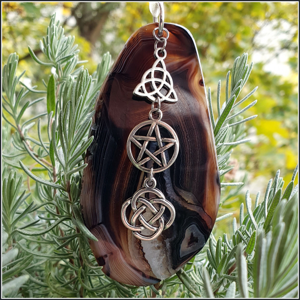 Sonnenstein /Fensterschmuck "Achat & Three Celtic Symbols" - Unikat