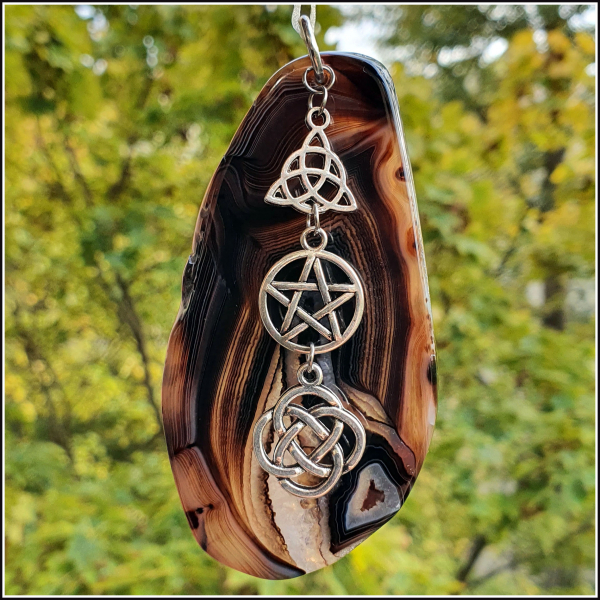 Sonnenstein /Fensterschmuck "Achat & Three Celtic Symbols" - Unikat