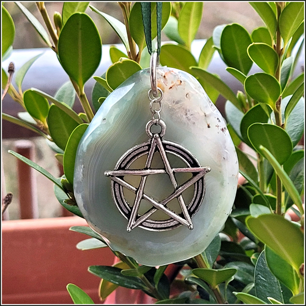Sonnenstein / Fensterschmuck "Grüner Achat & Pentagramm" - Unikat