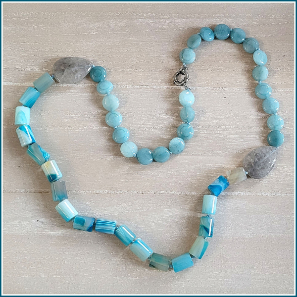 „Blauer Achat“ auf gewachster Baumwolle – 82 cm