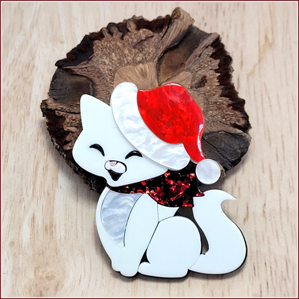 Brosche "Weiße Weihnachtskatze" aus Acryl