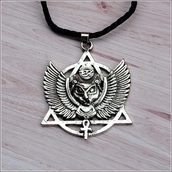 "Katzengöttin Bastet" an schwarzer Textilkordel