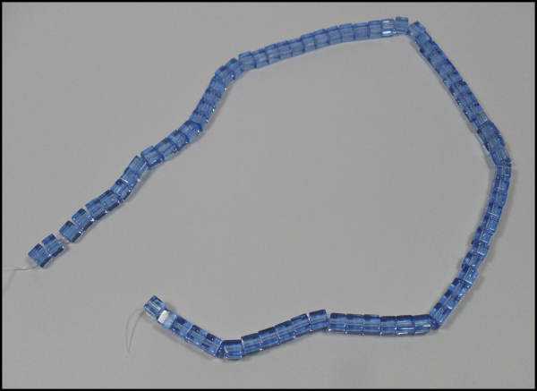 Perlenstrang "Würfel 5 x 5 mm - himmelblaues Glas"