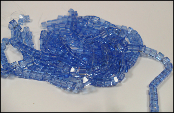 Perlenstrang "Würfel 5 x 5 mm - himmelblaues Glas"