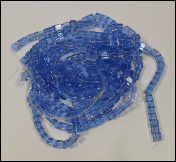 Perlenstrang "Würfel 5 x 5 mm - himmelblaues Glas"