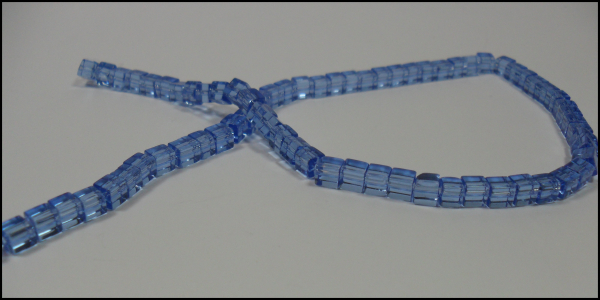 Perlenstrang "Würfel 5 x 5 mm - himmelblaues Glas"