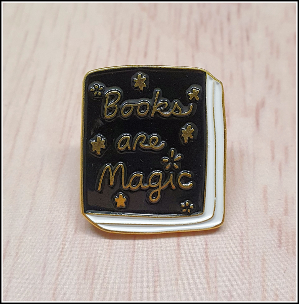 BuchLiebeKollektion - Pin "Books are magic"