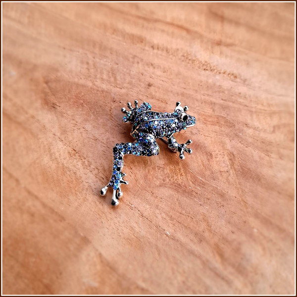 Brosche „Blauer Funkelfrosch“