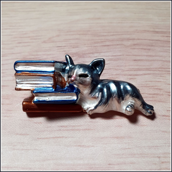 BuchLiebeKollektion - Brosche Katze & Bücher "Im Land der Träume" in grau