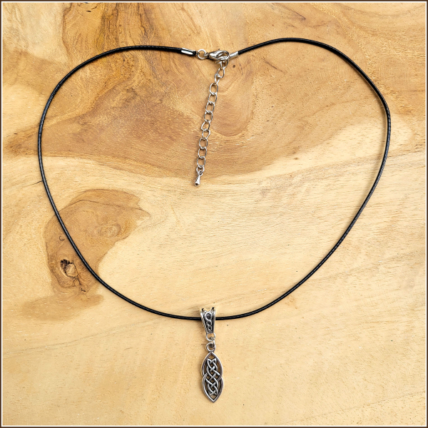 "Celtic Braid" an schwarzer Textilkordel