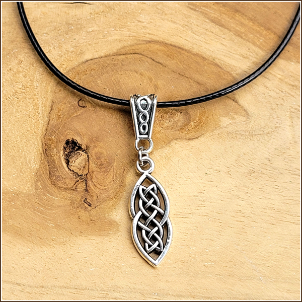 "Celtic Braid" an schwarzer Textilkordel