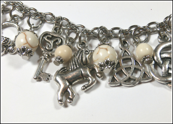Bettelarmband "Celtic Trust" - Howlith & keltische Symbole
