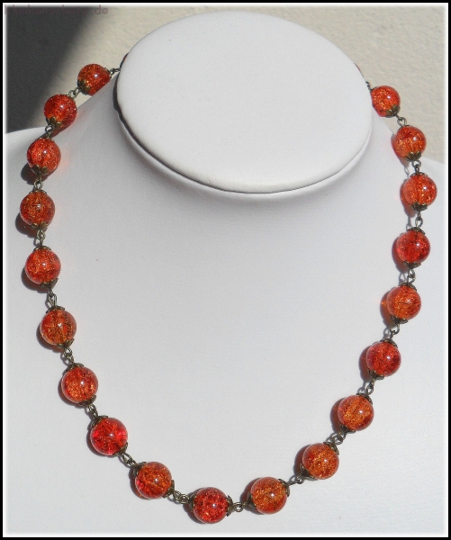 Collier aus orangen Crackle-Perlen
