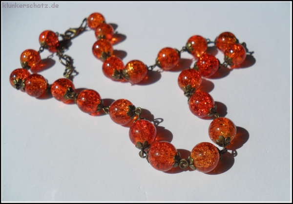 Collier aus orangen Crackle-Perlen