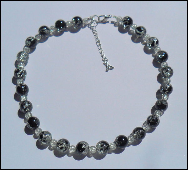 Collier aus klar-schwarzen Crackle-Perlen - Unikat!
