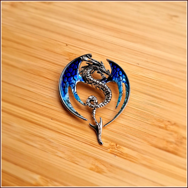 „Blauer Silberdrache mit großen Flügeln“ Brosche &  Kettenanhänger - 2 in 1