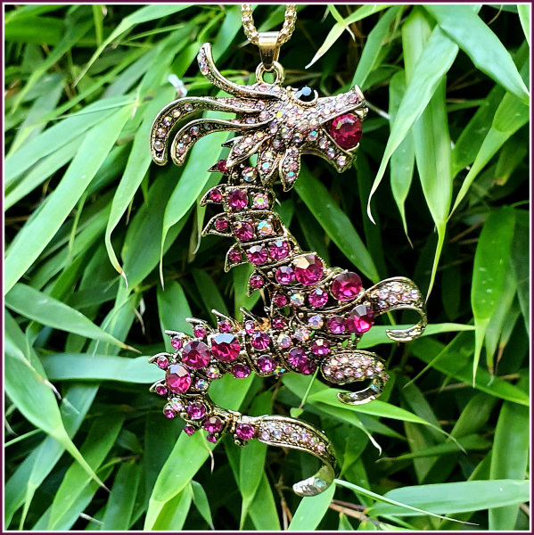 Halskette "Großer Drache des Purpurlichts"